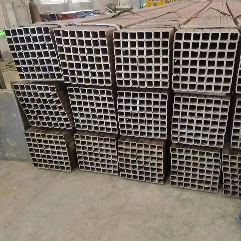 Hrubá čierna obdĺžniková trubica